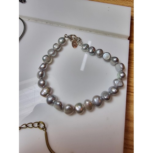 216 - Qty costume jewellery to include real pearl bangle with 925 silver clasp, sterling silver brooch, se... 