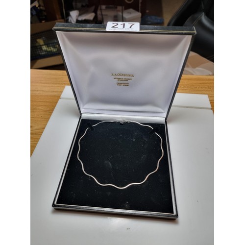 217 - Cased 925 silver necklace featuring a wave design in excellent clean condition, displays well.