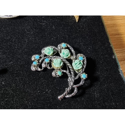 225 - Large suite approx. 29 various costume brooches  which features many flower and leaf brooches, to in... 