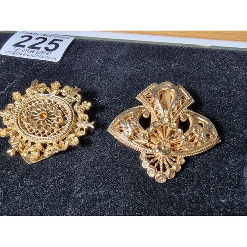 225 - Large suite approx. 29 various costume brooches  which features many flower and leaf brooches, to in... 