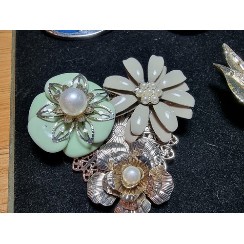 225 - Large suite approx. 29 various costume brooches  which features many flower and leaf brooches, to in... 