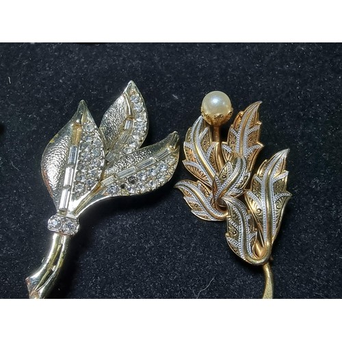 225 - Large suite approx. 29 various costume brooches  which features many flower and leaf brooches, to in... 