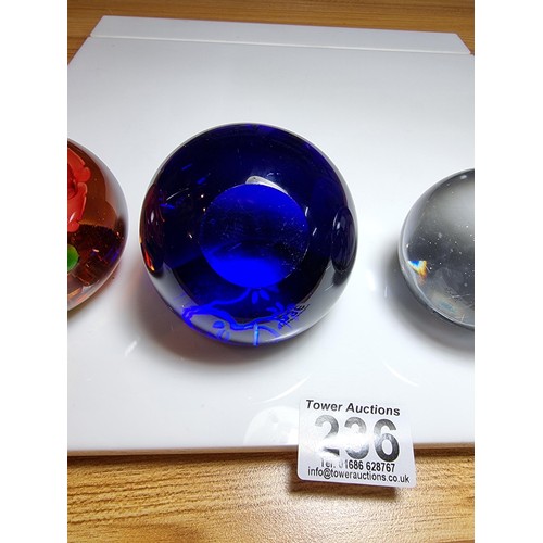 236 - Collection 4x decorative glass paperweights one featuring a flower design all in good order. Largest... 