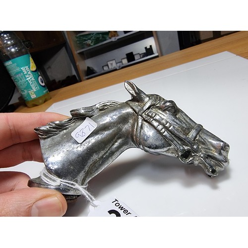 248 - Good quality early vintage horse bust car mascot, well cast presenting good detail. Has a height of ... 