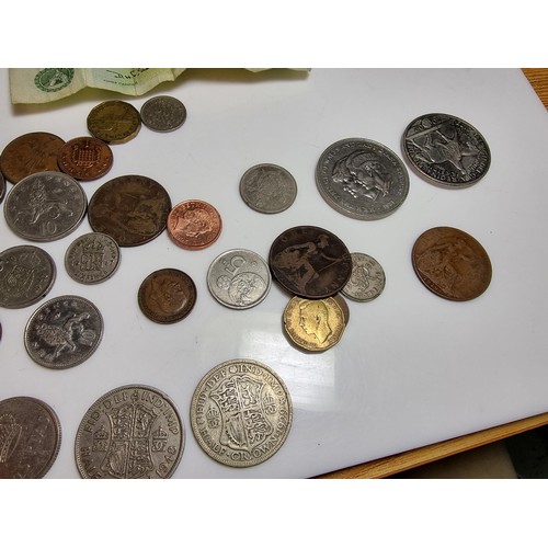 252 - Collection of various British coins to include a silver 1929 half crown coin, £5 pound coin, £1 note... 