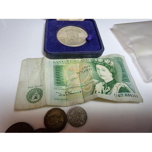 252 - Collection of various British coins to include a silver 1929 half crown coin, £5 pound coin, £1 note... 