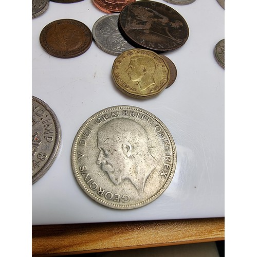 252 - Collection of various British coins to include a silver 1929 half crown coin, £5 pound coin, £1 note... 