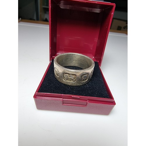 255 - Chunky 925 silver gents ring with large clear hallmarks to the outside of the band. Hallmarked for L... 