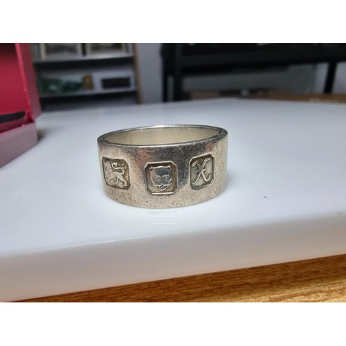 255 - Chunky 925 silver gents ring with large clear hallmarks to the outside of the band. Hallmarked for L... 