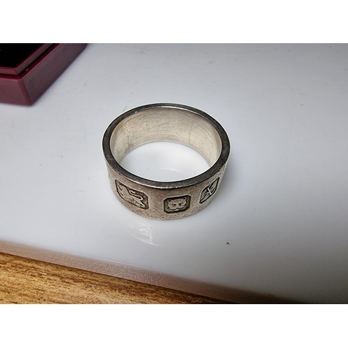 255 - Chunky 925 silver gents ring with large clear hallmarks to the outside of the band. Hallmarked for L... 