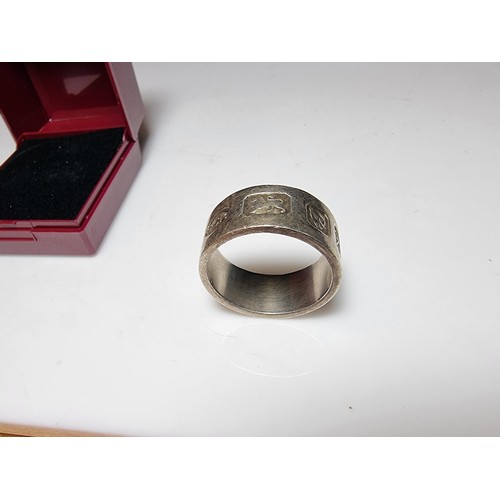 255 - Chunky 925 silver gents ring with large clear hallmarks to the outside of the band. Hallmarked for L... 