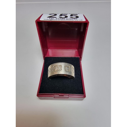 255 - Chunky 925 silver gents ring with large clear hallmarks to the outside of the band. Hallmarked for L... 