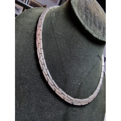 263 - Fine quality heavy 925 silver Mexico neck chain with an unusual link design. In excellent clean cond... 