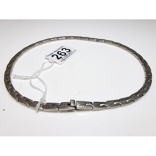 263 - Fine quality heavy 925 silver Mexico neck chain with an unusual link design. In excellent clean cond... 