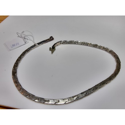 263 - Fine quality heavy 925 silver Mexico neck chain with an unusual link design. In excellent clean cond... 