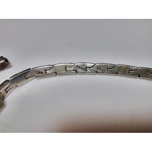 263 - Fine quality heavy 925 silver Mexico neck chain with an unusual link design. In excellent clean cond... 