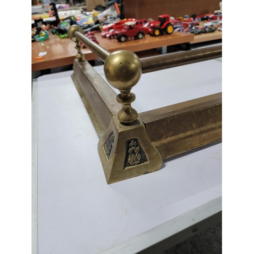 83 - Vintage brass fire fender extendable with 5 ball decoration measures 15cm high, 130cm long 43cm deep