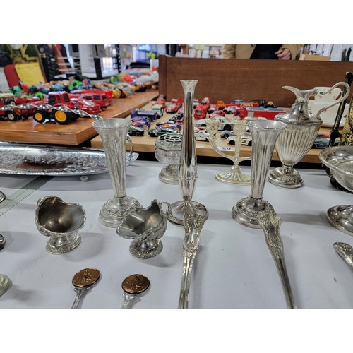 91 - Large quantity of plated ware inc a 4 person egg cup set with spoons, bud vases, cake knifes, sugar ... 