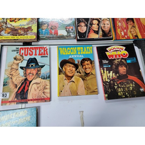 93 - Quantity of 18x assorted tv related annuals inc wagon train, Star Trek, The Wombles, Rawhide etc