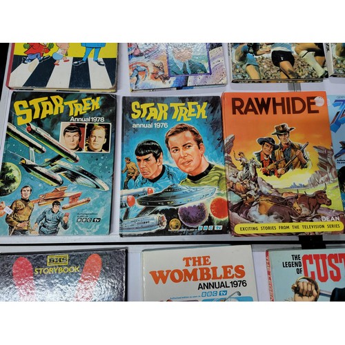 93 - Quantity of 18x assorted tv related annuals inc wagon train, Star Trek, The Wombles, Rawhide etc