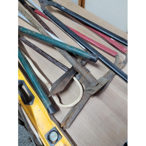 398 - Quantity of garden tools inc loppers, spades, rakes, hoe, spirit level, home and garden cultivator e... 