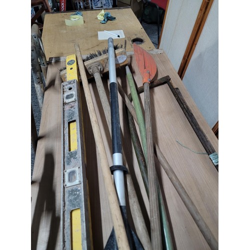 401 - Large quantity of tools inc hay fork, brooms, oars, spades, loppers etc