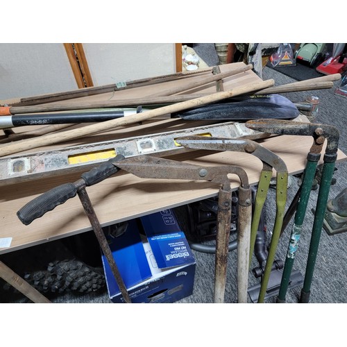 401 - Large quantity of tools inc hay fork, brooms, oars, spades, loppers etc