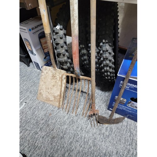 401 - Large quantity of tools inc hay fork, brooms, oars, spades, loppers etc