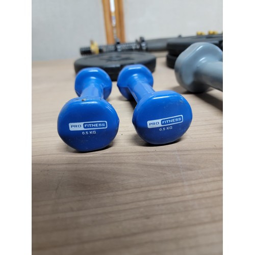 402 - Box containing a quantity of weights inc 6kg kettle weight selection of dumbbell weights from 1.25kg... 