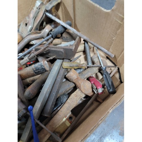 410 - Box containing a large quantity of various tools inc hand saws, builders trowels, wire brush, grindi... 