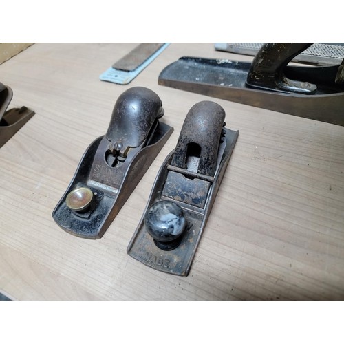 418 - Box containing a quantity of tools inc large Stanley plane No. 6, Stanley No. 78 duplex rabbet plane... 