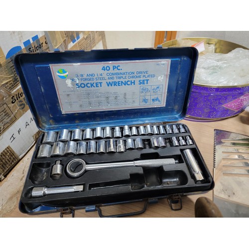 423 - Box containing a quantity of tools and accessories inc a cased Wickes drill bit set, quantity of bal... 