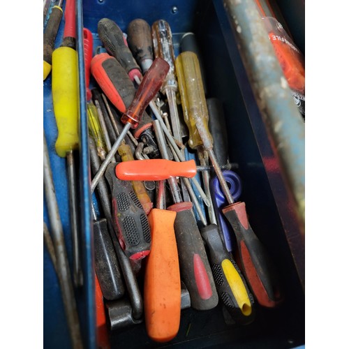 424 - Good quality metal cantilever tool box conating a quantity of tools inc boxed spark plugs, screwdriv... 