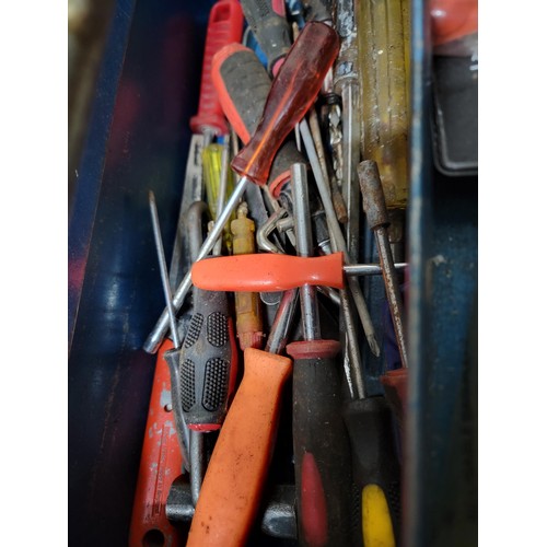 424 - Good quality metal cantilever tool box conating a quantity of tools inc boxed spark plugs, screwdriv... 