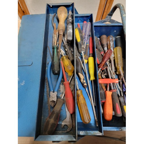 424 - Good quality metal cantilever tool box conating a quantity of tools inc boxed spark plugs, screwdriv... 