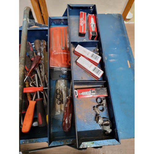 424 - Good quality metal cantilever tool box conating a quantity of tools inc boxed spark plugs, screwdriv... 