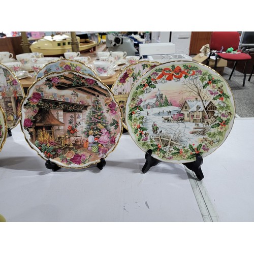 323 - Quantity of Royal Albert bone china Christmas plates with gilt edging covering consecutive years fro... 