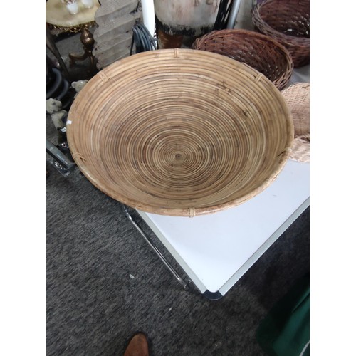 450 - Quantity of 5x wicker baskets in good order one is lined for plants along with a large bamboo bowl i... 