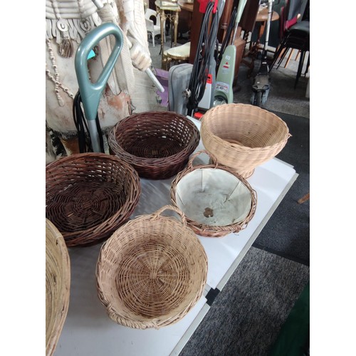 450 - Quantity of 5x wicker baskets in good order one is lined for plants along with a large bamboo bowl i... 