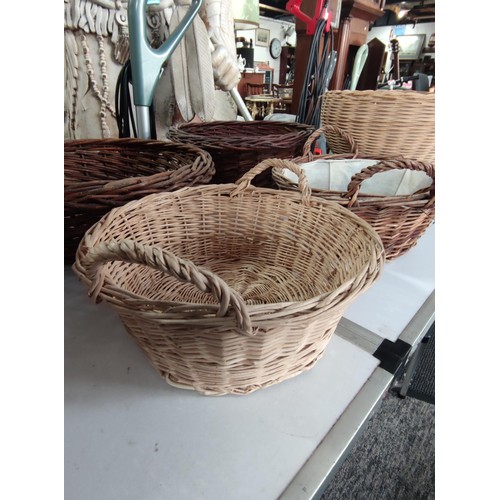 450 - Quantity of 5x wicker baskets in good order one is lined for plants along with a large bamboo bowl i... 