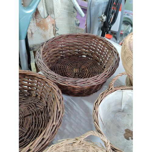 450 - Quantity of 5x wicker baskets in good order one is lined for plants along with a large bamboo bowl i... 