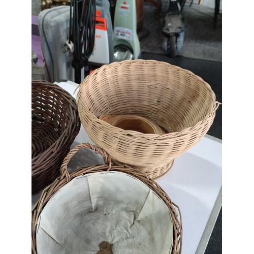 450 - Quantity of 5x wicker baskets in good order one is lined for plants along with a large bamboo bowl i... 