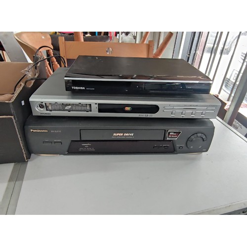 451 - Quantity of electronic equipment inc 2x dvd players inc a Toshiba, Hyundai, a Panasonic VHS player a... 