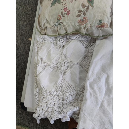 474 - A large box of assorted linen inc cushions, pair of cream curtains, table clothes inc a crocheted ta... 