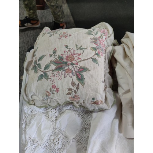 474 - A large box of assorted linen inc cushions, pair of cream curtains, table clothes inc a crocheted ta... 