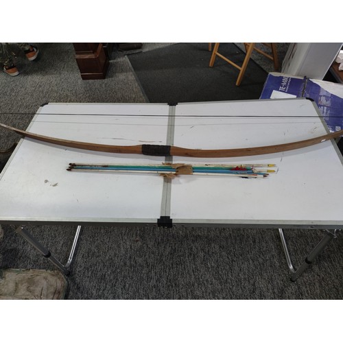 483 - Good quality rare vintage 1950's Slazenger long bow complete with a quantity of arrows in good order... 