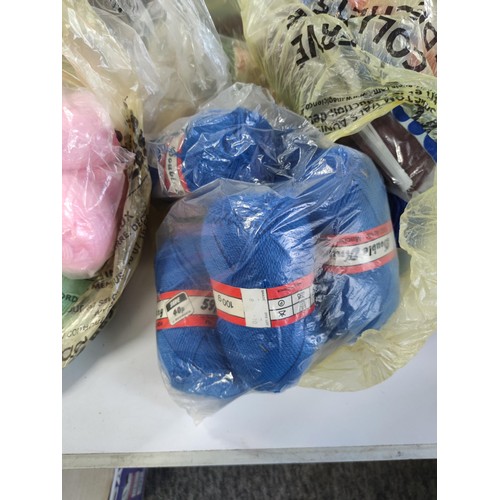 487 - 3x bags conatining a large quantity of knitting wool full, of many colours inc blue, cream, pink,