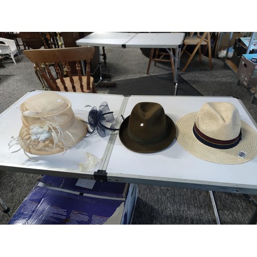 490 - A Dunn & co trilby hat, along with a gents panama hat, also comes with 2x ladies unused wedding hats... 