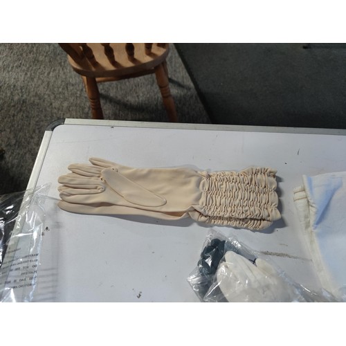 491 - Quantity of vintage ladies gloves along with a quantity of table clothes mostly hand sewn in good or... 