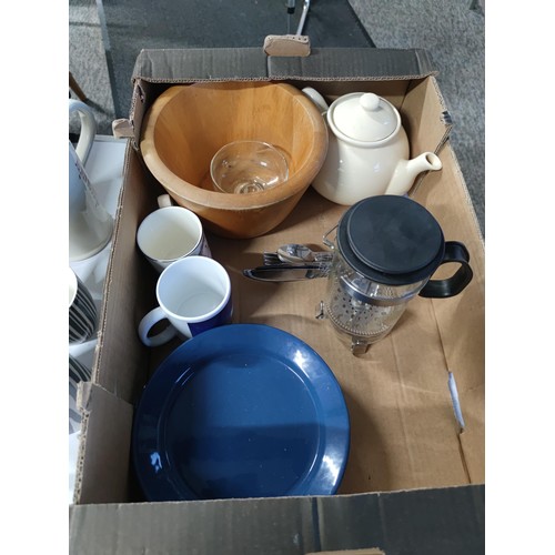 492 - 2x boxes of kitchenware including teapots, glass chilli design chopping board, cafeteria, wooden bow... 